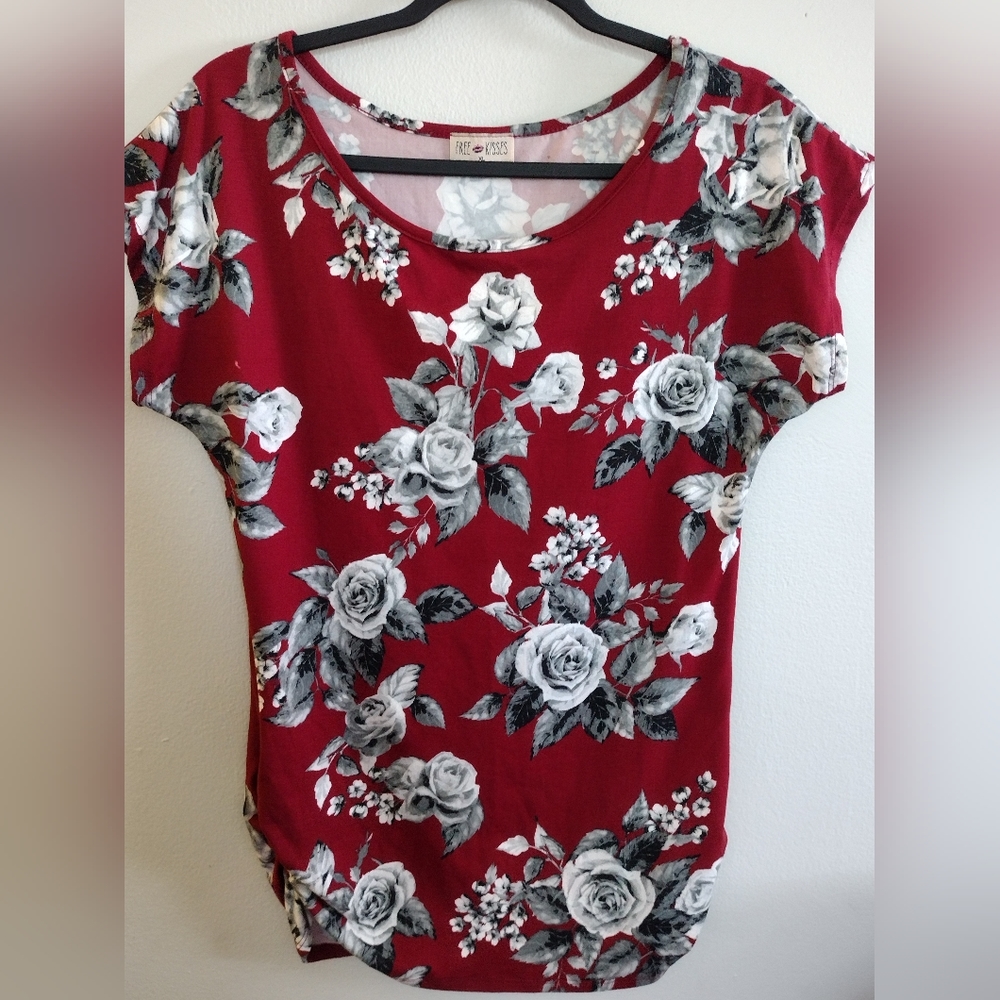 Free kisses Graphic rose top 🥀